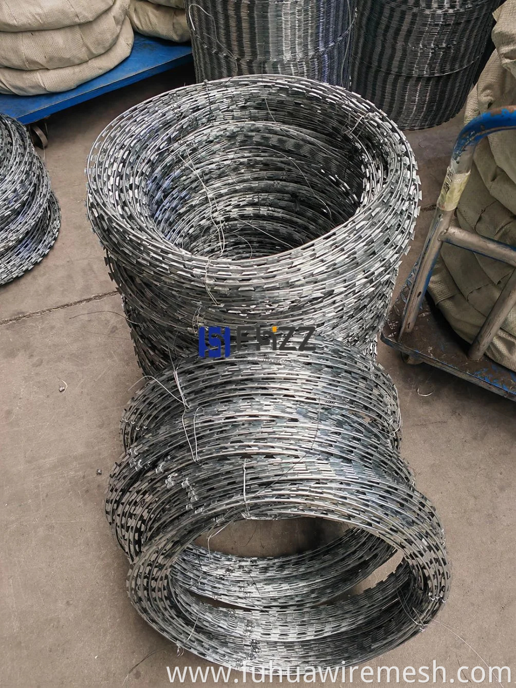 Hot Dipped Galvanized Steel Razor Wire Bto 22 Cross Type Razor Wire Diameter 35cm Concertina Razor Barbed Wire3